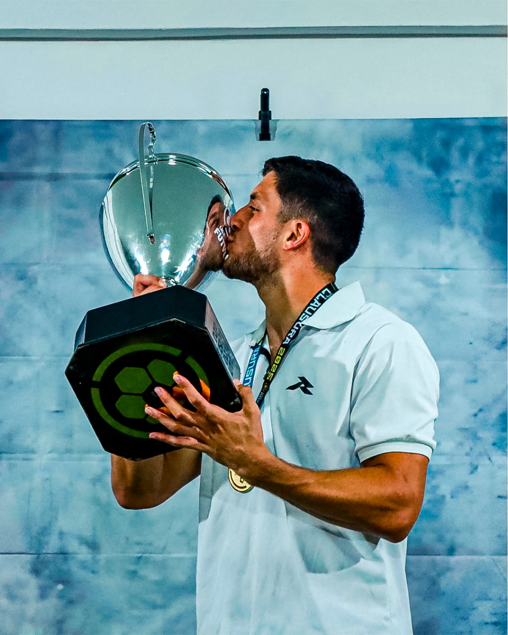 Ezequiel Neira besa el trofeo de campeón, con la medalla del Clausura 2025 colgada al cuello.