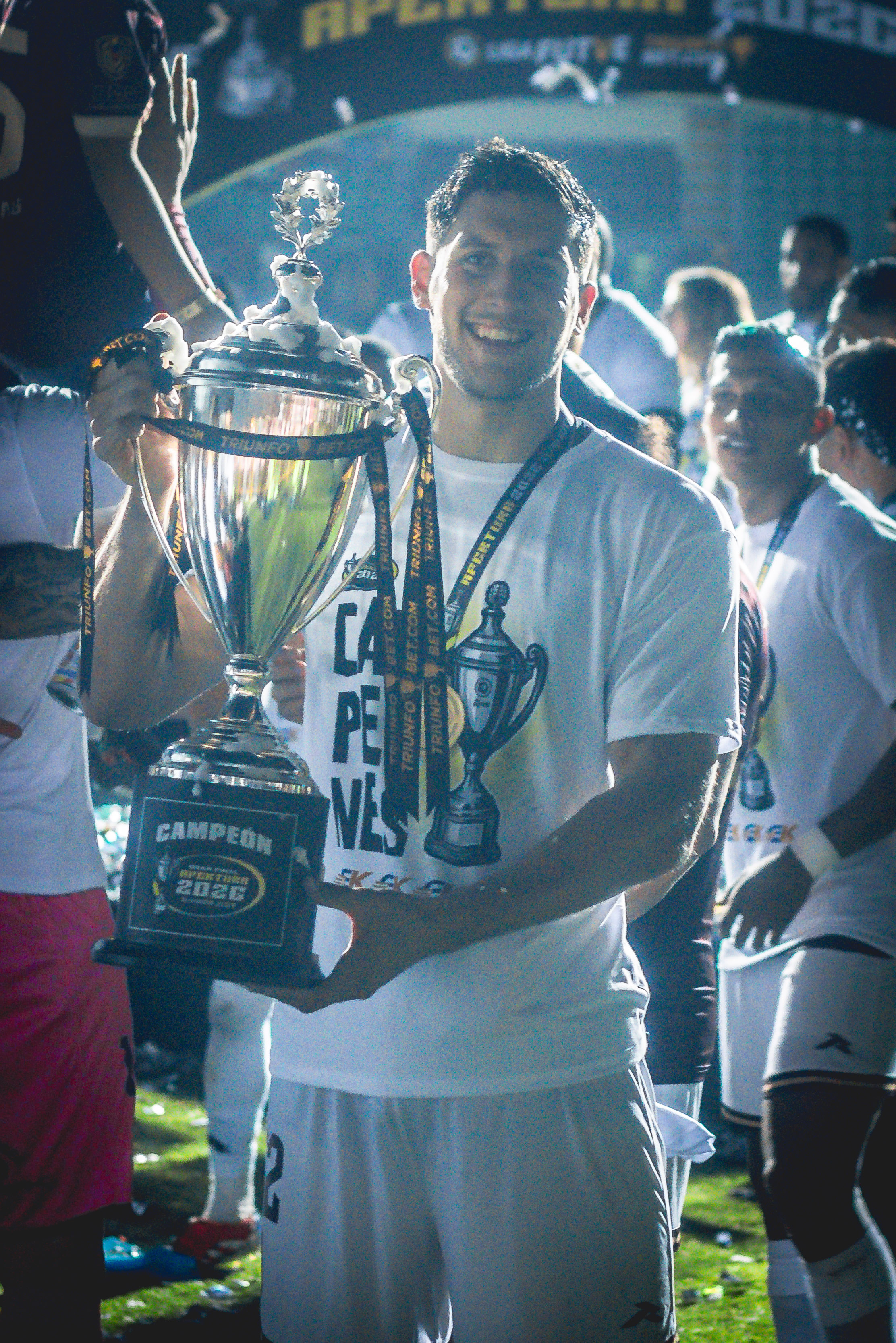 Ezequiel Neira sonríe sosteniendo el trofeo de campeón del Apertura 2026, con la medalla al cuello.